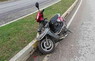 Hurdacı kamyoneti, motosiklete çarpıp kaçtı