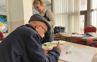 Huzurevindeki yaşlılar okuma yazma öğreniyor