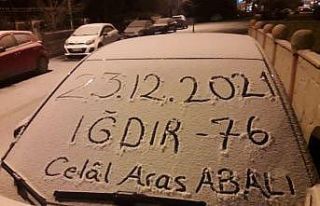Iğdır merkeze mevsimin ilk karı yağdı, vatandaşlar...