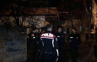 İkamete giren hırsız pencereden kaçtı