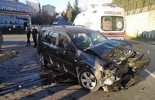 İki araç çarpıştı, yaya arada kalmaktan saniyelerle...