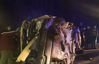 İki araç kafa kafaya çarpıştı: 2 ölü, 9 yaralı