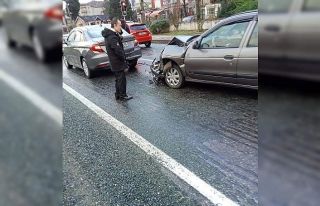 İki aracın karıştığı kazada 1 kişi yaralandı