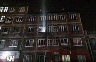 İki kardeşi yanmaktan komşuları kurtardı