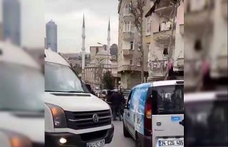 İki sürücünün yol verme kavgasını vatandaşlar...