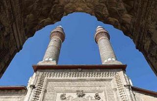 İlhanlı valisi, Selçuklu sultanı ile böyle boy...