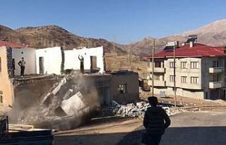 İlkel yöntemlerle tehlikeli ev yıkımı