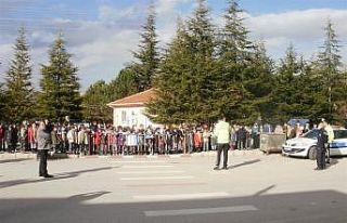 İlkokul çocuklarına uygulamalı trafik eğitim...