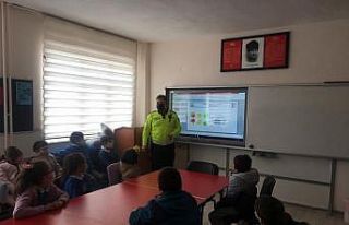 İlkokul öğrencilerine trafik güvenliği eğitimi...