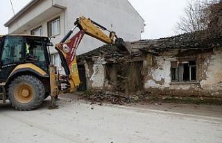 İnegöl’de 12 metruk bina yıkıldı