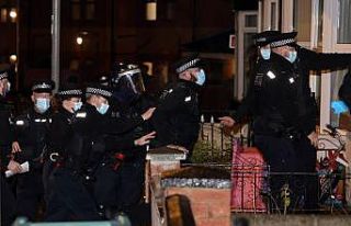 İngiltere Başbakanı Johnson polis kılığında...