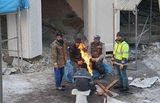 İnşaat işçilerinin soğukla mücadelesi