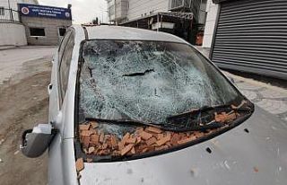 İnşaata giren kadın üzerine çıktığı tuğlaları...