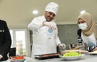 İş garantili pasta okulunda başkan Özlü hünerlerini...