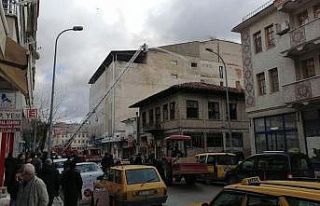 İş merkezinde kokutan yangın