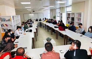 İsa Yazıcı, liseli gençlerin projelerini dinledi