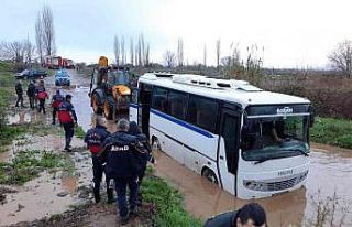 İşçi servisi derede mahsur kaldı