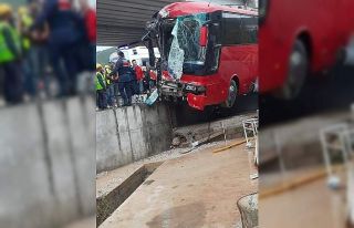 İşçi servisleri kafa kafaya çarpıştı