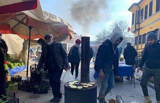 Isınmak için kurdukları sobanın üzerinde patates...