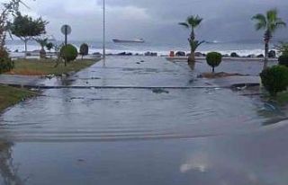 İskenderun’da deniz taştı