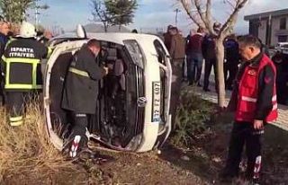 Isparta’da otomobil boş araziye uçtu: 2 yaralı