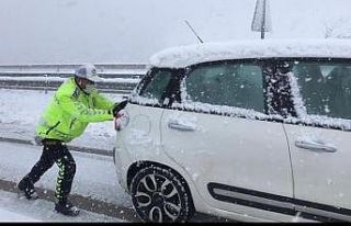 Isparta’da sürücülerin yardımına polis koştu