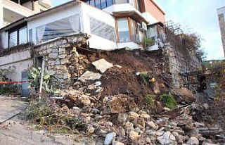 İstinat duvarı büyük bir gürültüyle yıkıldı