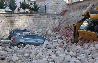 İstinat duvarı çöktü, iş makinesi aşağı düştü
