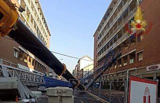 İtalya’da vinç devrildi: 2 ölü, 3 yaralı