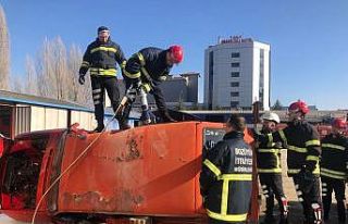 İtfaiye personeline trafik kazalarına müdahale...