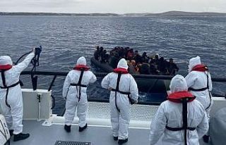 İzmir açıklarında 157 düzensiz göçmen kurtarıldı