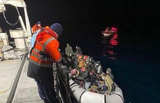 İzmir açıklarında 50 düzensiz göçmen yakalandı