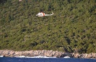 İzmir açıklarında düzensiz göçmenleri taşıyan...