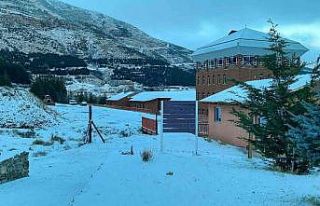 İzmir Bozdağ’a mevsimin ilk karı düştü