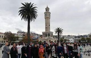 İzmir Büyükşehir Belediyesi kent turlarıyla gençlerin...