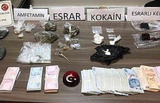 İzmir’de avukatın kullandığı araçtan çıkanlar...