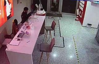 İzmir’de bankada yaşanan hırsızlık anı güvenlik...