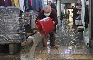 İzmir’de esnafın yağmur suyu çilesi