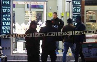 İzmir’de kuyumcuyu silahla yaralayıp altınları...