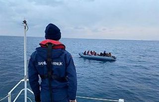 İzmir’de motoru arızalanan lastik bottaki 22 göçmen...