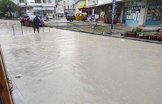 İzmir’i sağanak vurdu