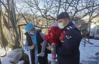 Jandarma ekipleri hastalanan çocuğun imdadına yetişti