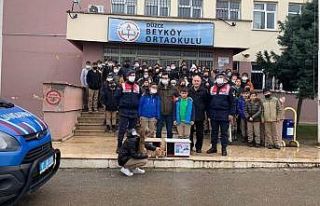 Jandarma ekipleri ve öğrenciler sokak hayvanları...