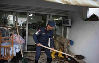 Jandarma mağdur vatandaşların evlerini temizledi