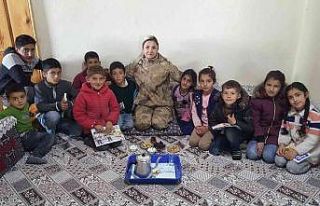 Jandarma minik yüreklere dokundu