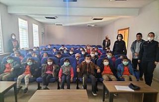 Jandarma, öğrencilere hayvan sevgisini anlattı