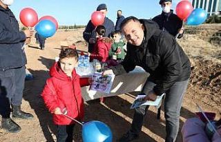 Jandarma önce aileleriyle fidan dikti, sonra çocuklarla...