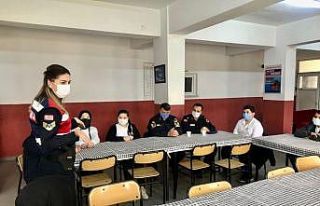 Jandarma ortaokul öğrencilerini misafir etti