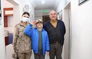 Jandarma özel çocukları ziyaret edip hediyeler...