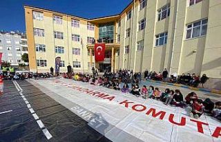Jandarma ve Finike Kaymakamı ilkokul öğrencileriyle...